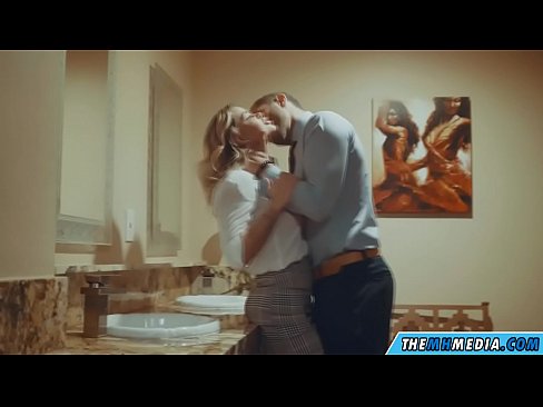 ❤️ Rehefa mamitaka anao ao amin'ny trano fidiovana ho an'ny besinimaro ny blonde be busty ️ Super sex aminay